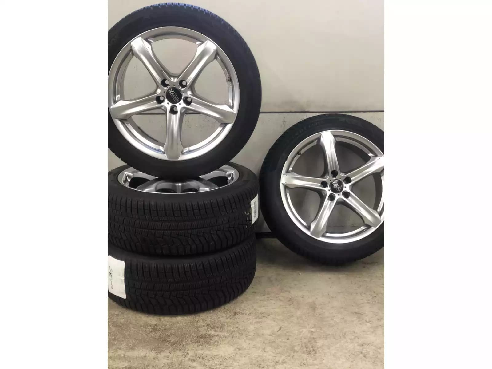 Jantes alu + Pneus hiver 18 235/45 R18 98V - Photo 1