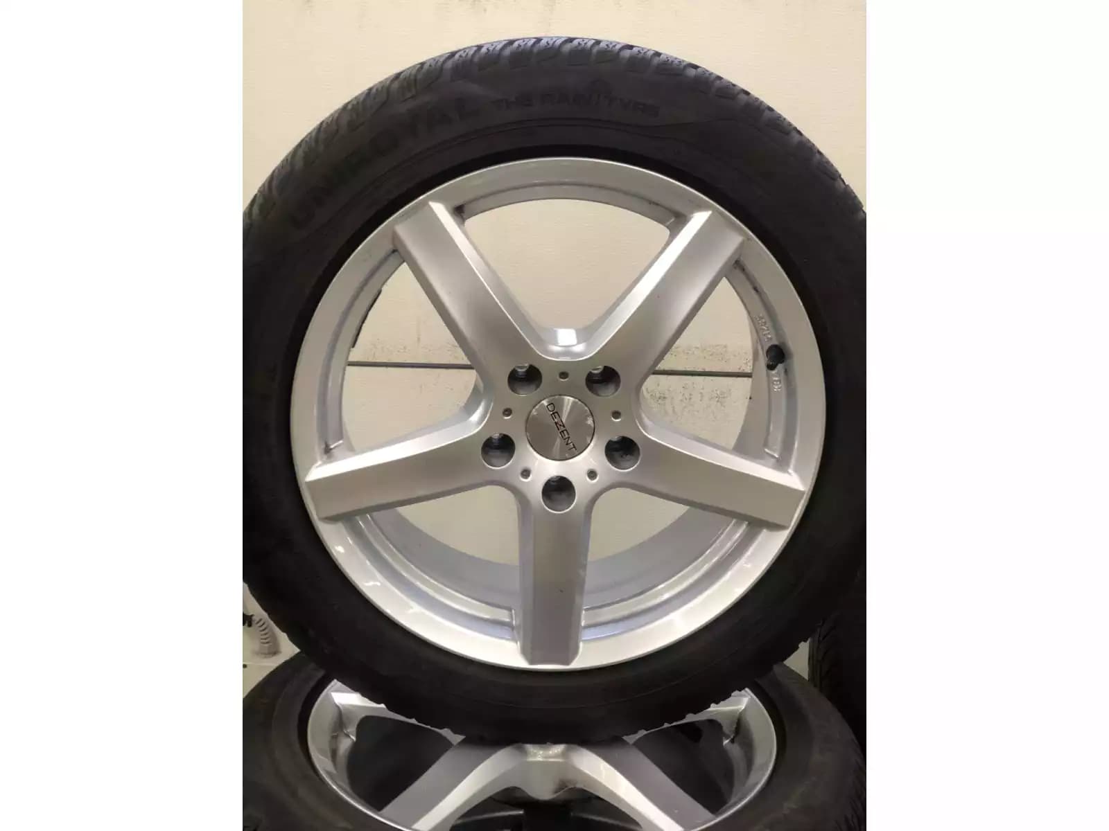 Jantes alu + Pneus hiver 17 225/50 R17 98H - Photo 1