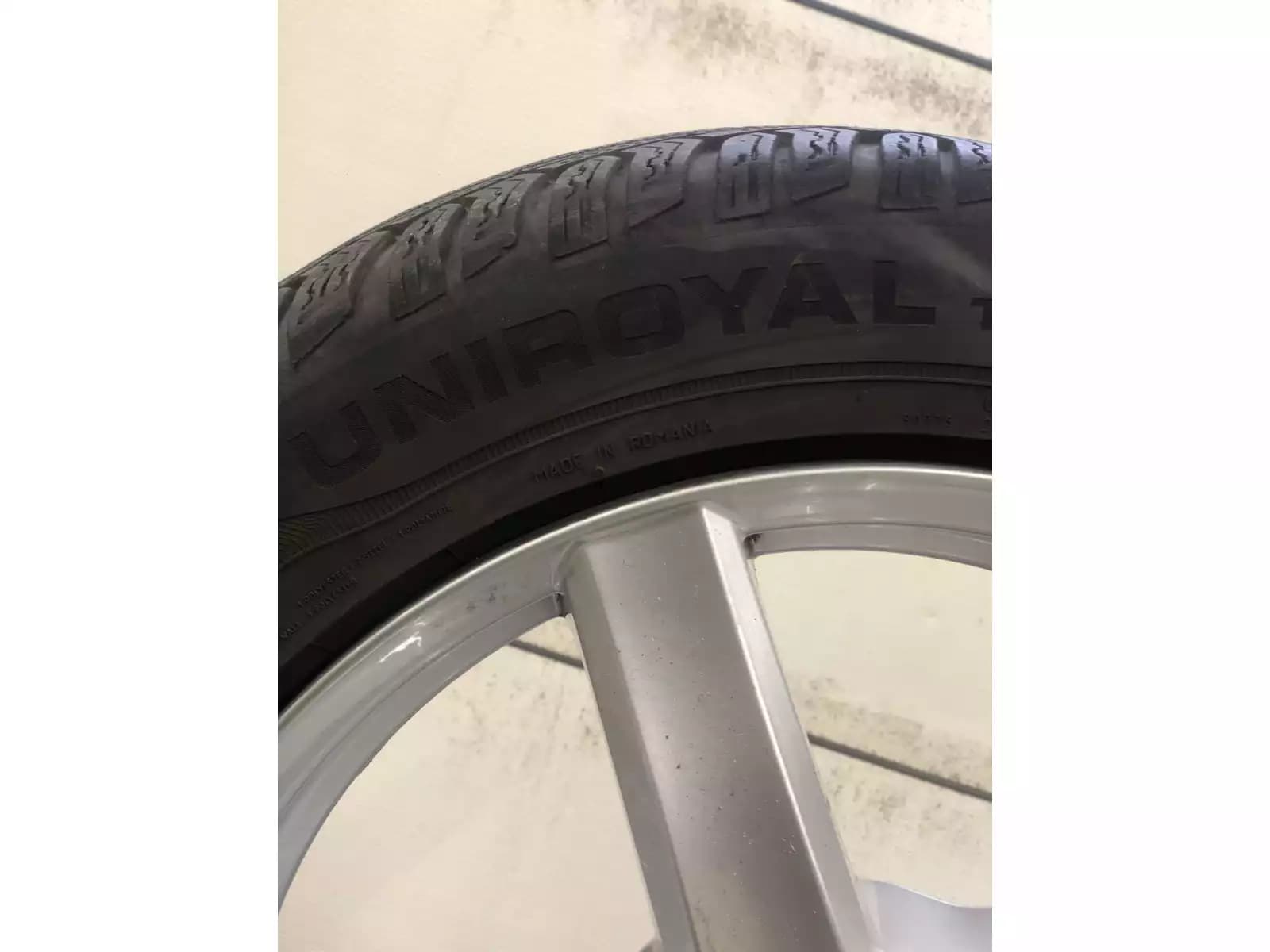 Jantes alu + Pneus hiver 17 225/50 R17 98H - Photo 1