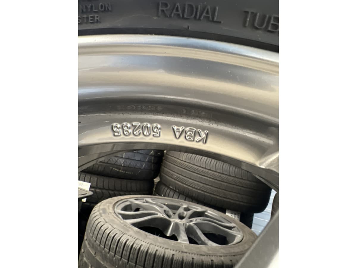 Jantes alu + Pneus hiver 17 215/55 R17 98H - Photo 1