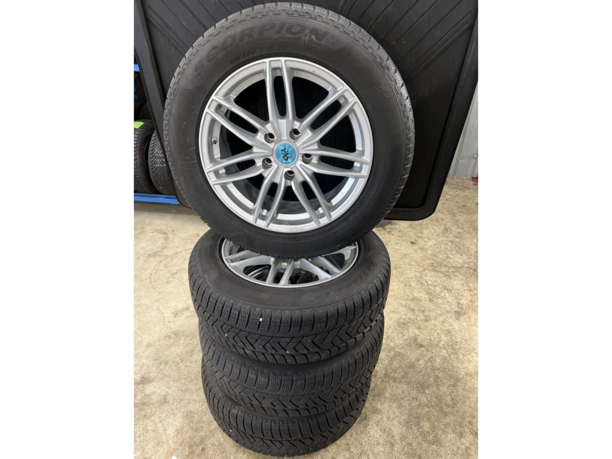 Jantes alu + Pneus hiver 17 225/60 R17 103V - Photo 1