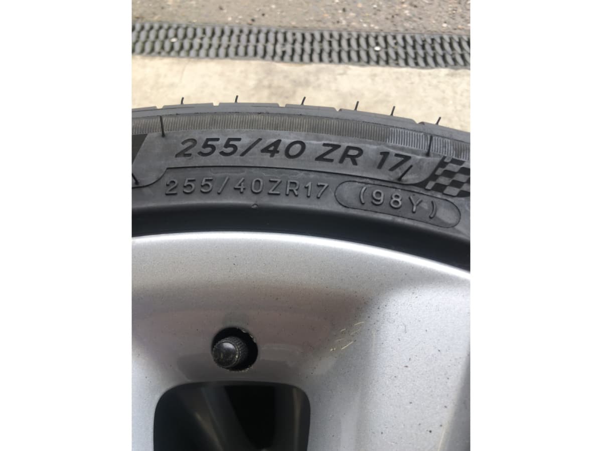 Jantes alu + Pneus été 17 255/40 R17 98Y - Photo 1