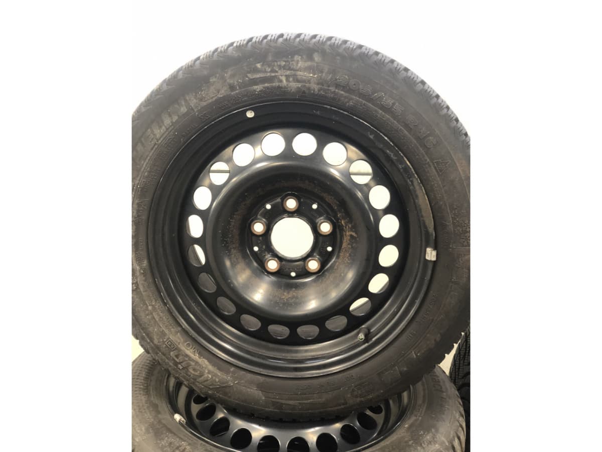Jantes acier + Pneus hiver 16 205/55 R16 91H - Photo 1