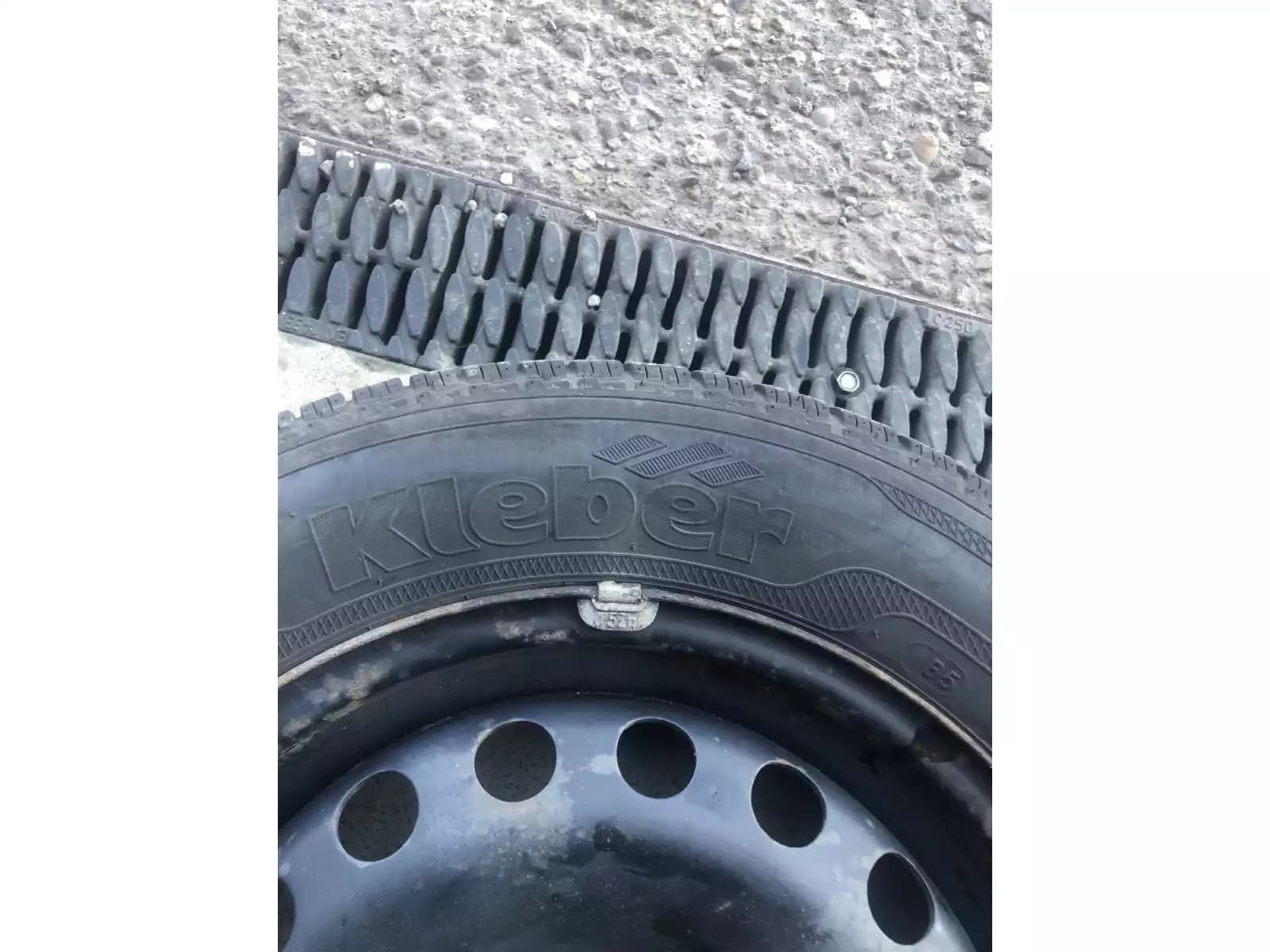 Jantes acier + Pneus hiver 14 165/70 R14 81T - Photo 1