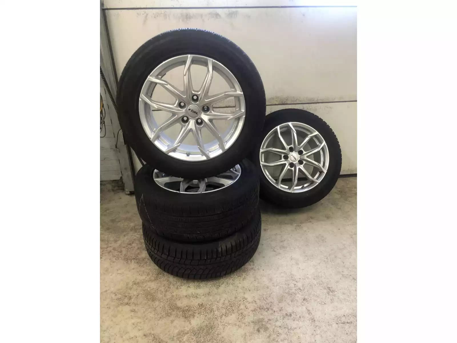 Jantes alu + Pneus hiver 17 225/55 R17 97H - Photo 1