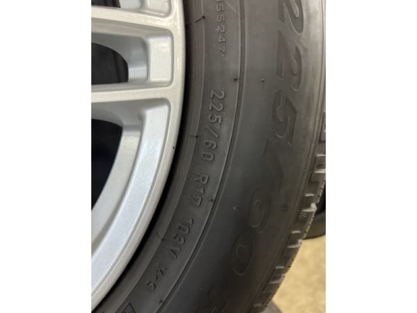 Jantes alu + Pneus hiver 17 225/60 R17 103V - Photo 2