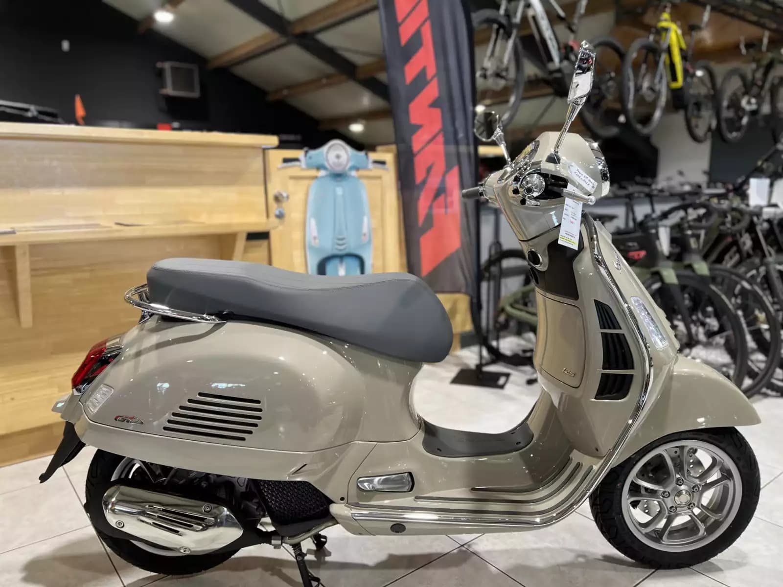 Vespa GTS 125 Classica - Photo 1