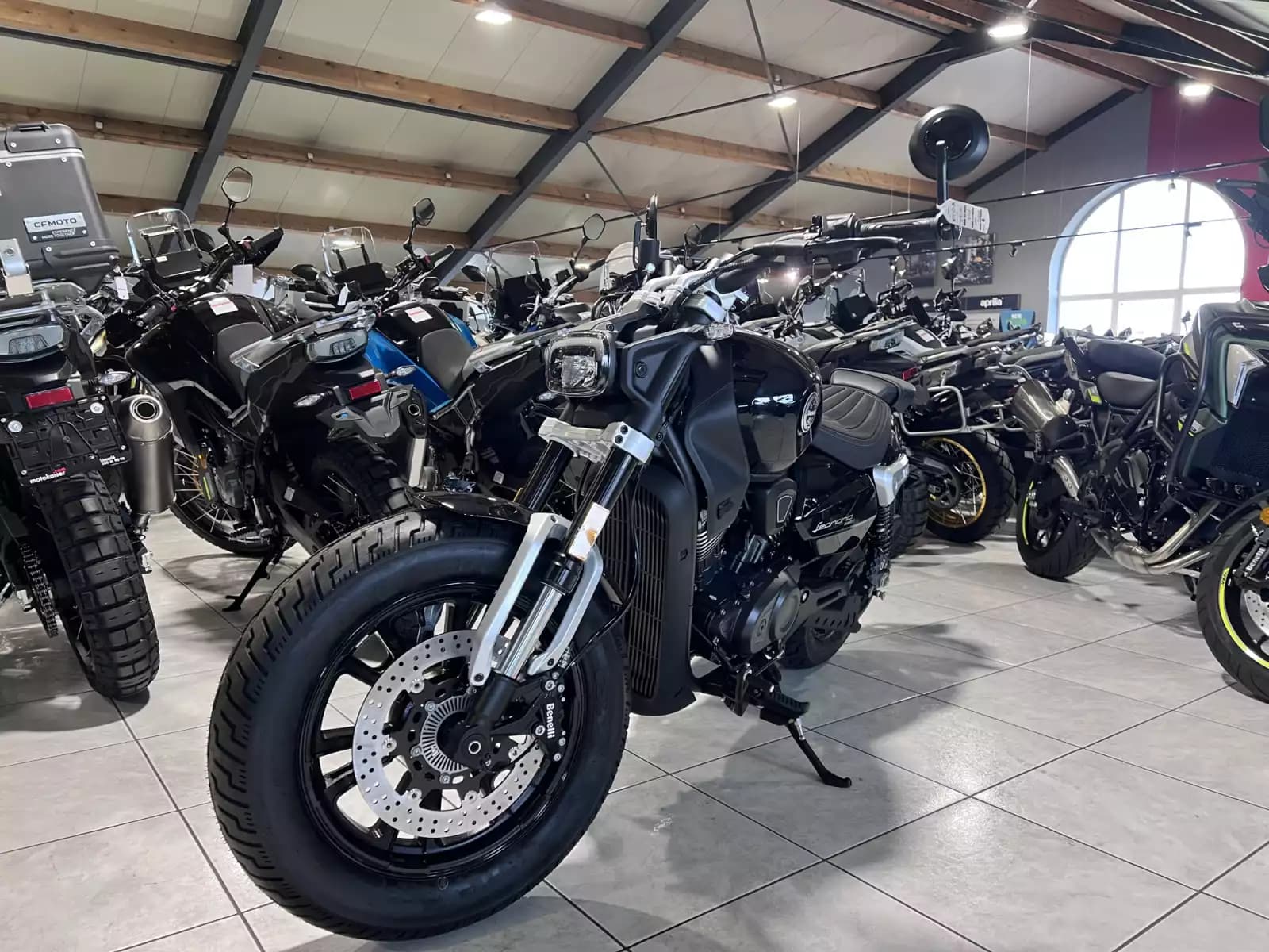 Benelli Leoncino BOBBER V-TWIN 400 - Photo 1