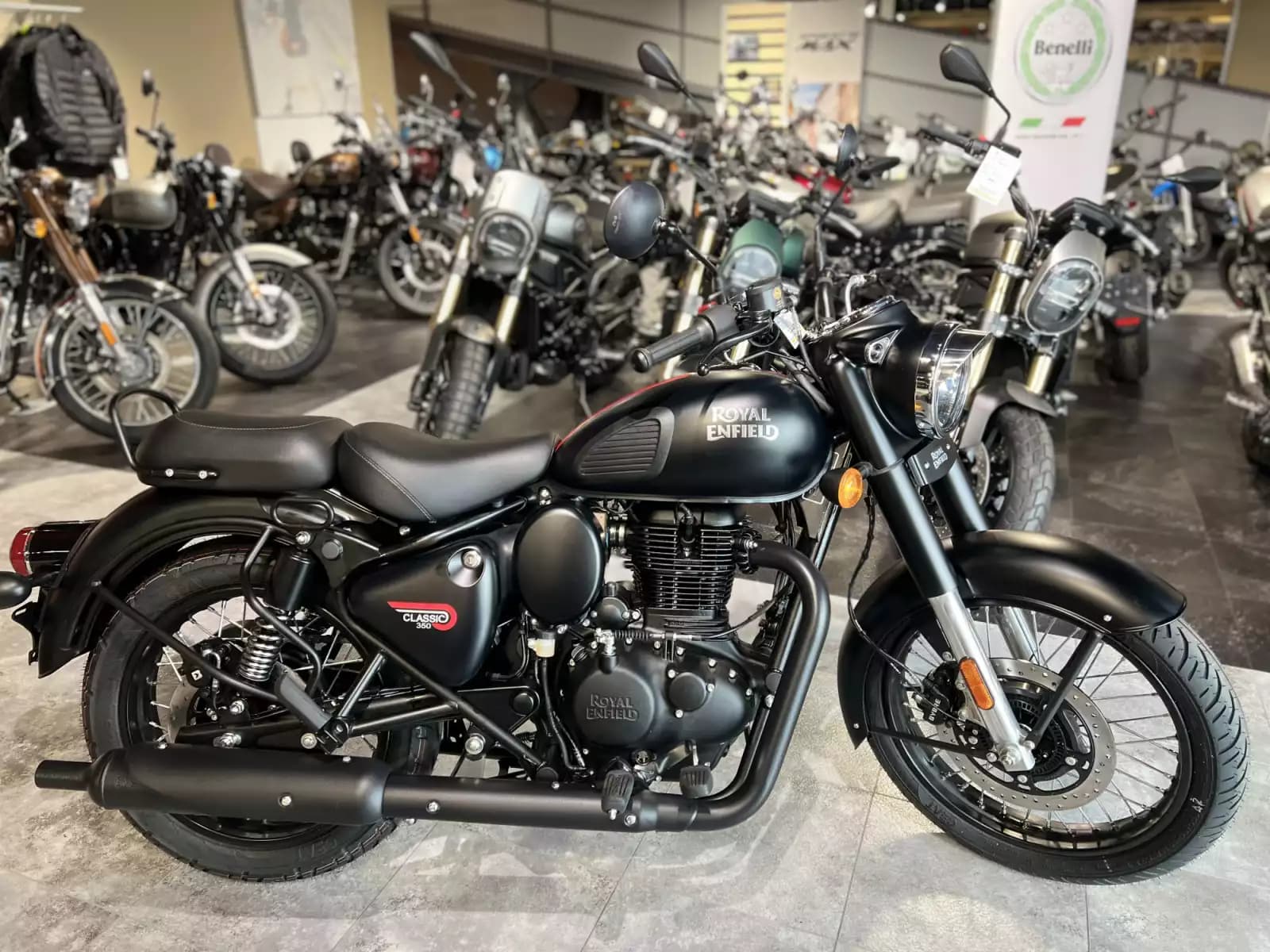 Royal Enfield Classic 350 Noir furtif foncé - Photo 1
