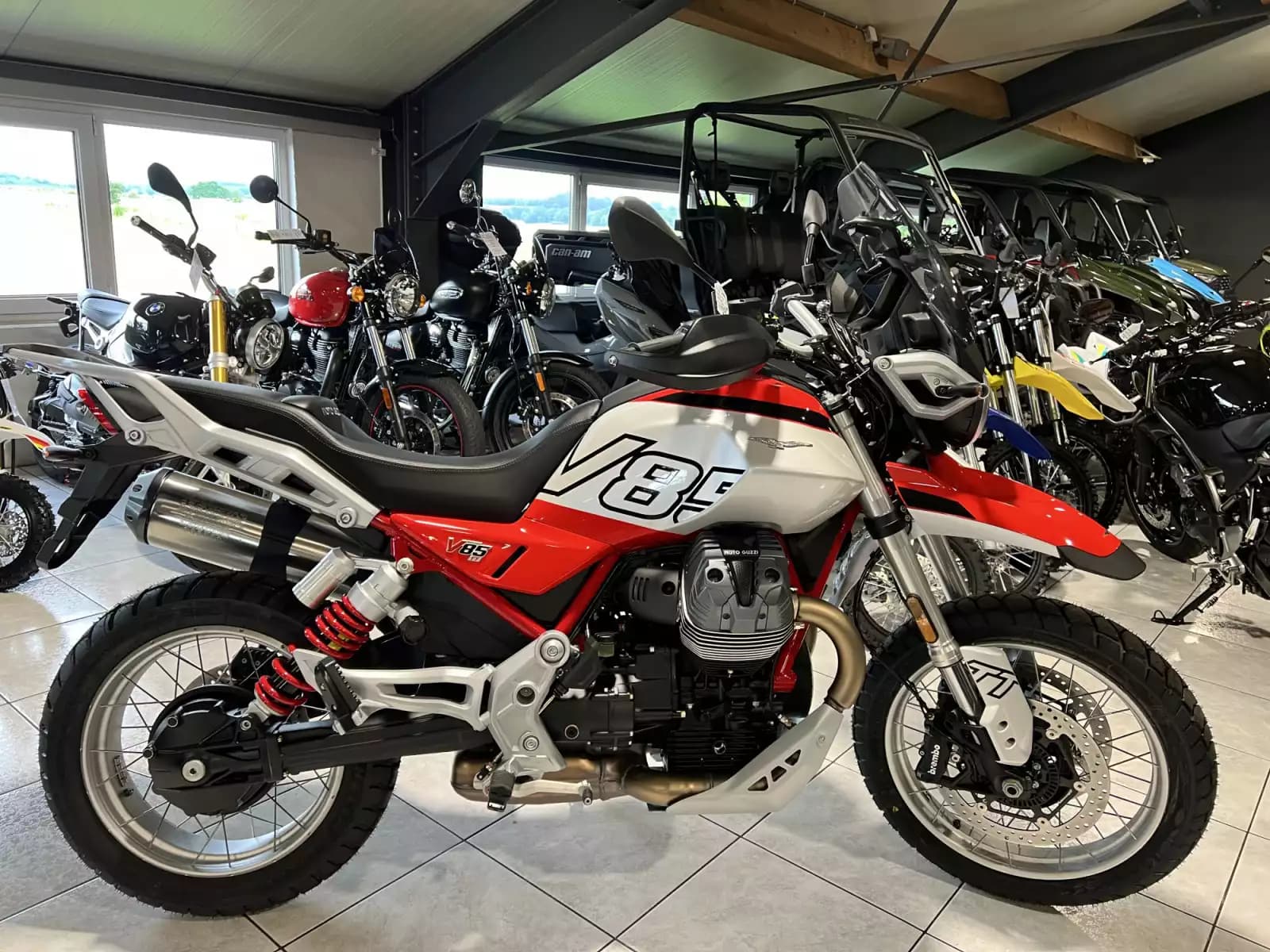 Moto Guzzi V 85 TT - Photo 1