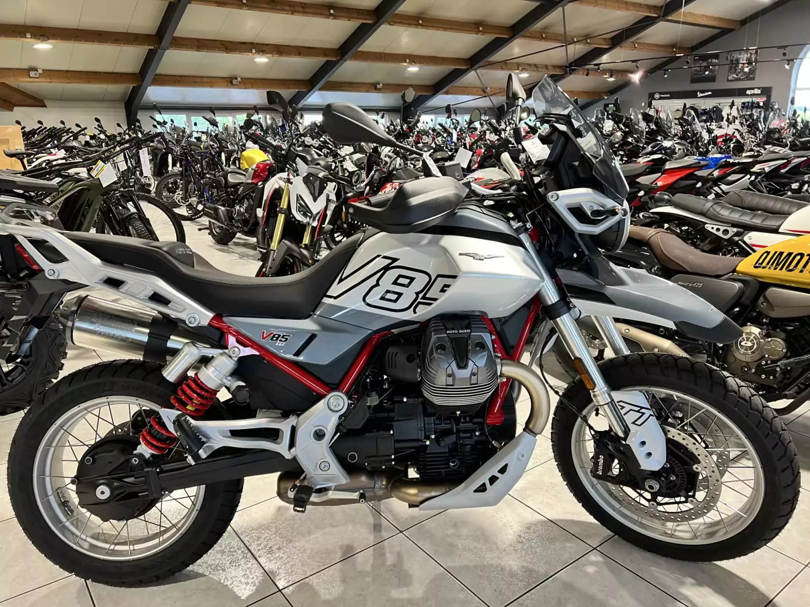 Moto Guzzi V 85 TT - Photo 1
