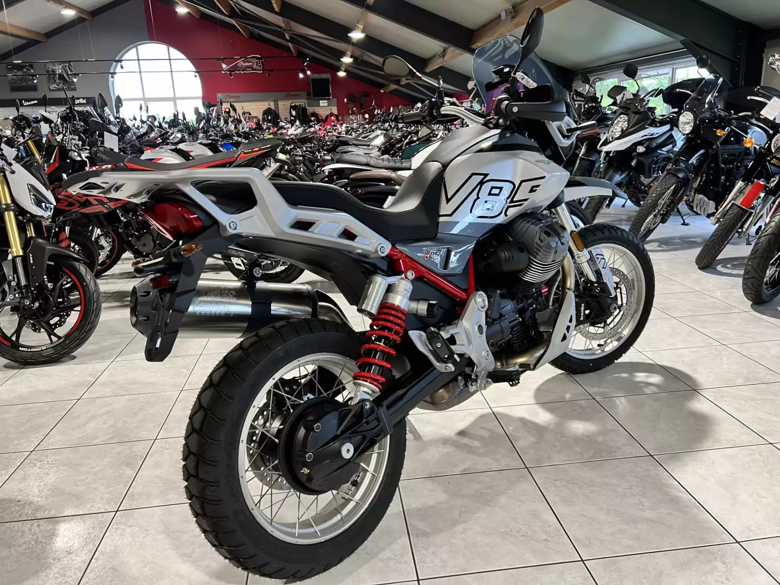 Moto Guzzi V 85 TT - Photo 1