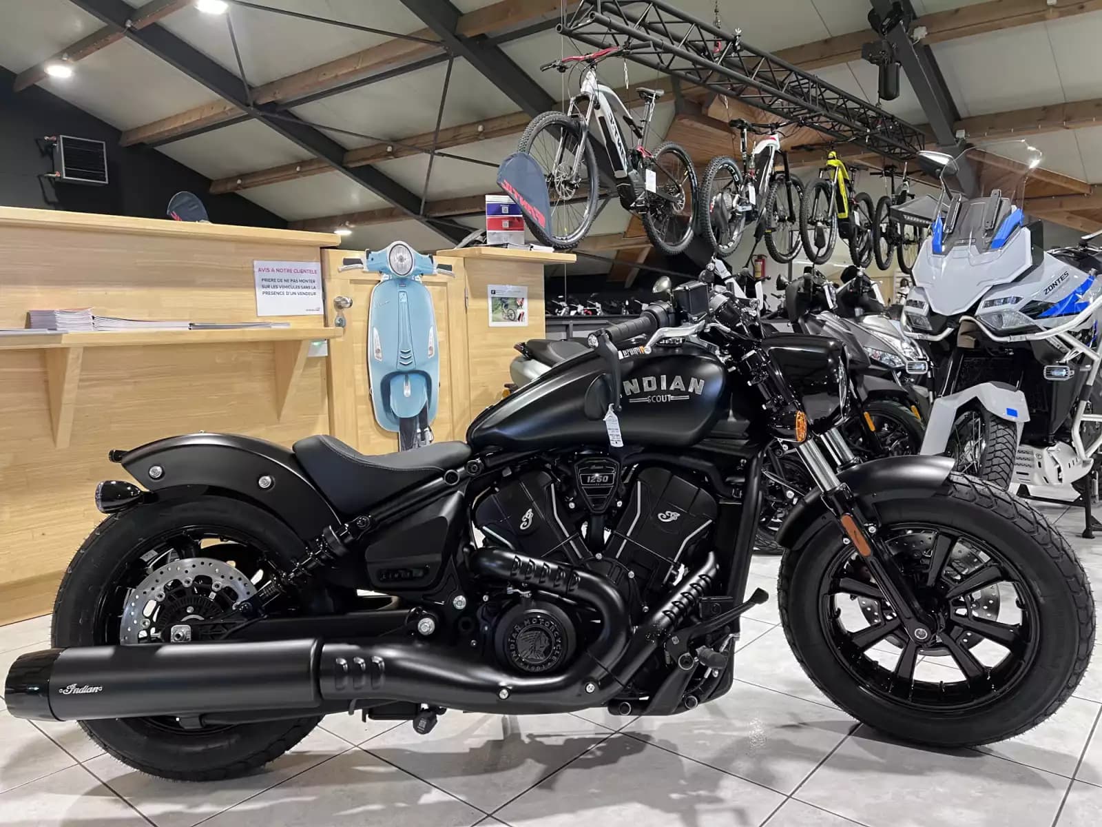 Indian Scout Bobber Ltd + Tech Black Smoke - Photo 1