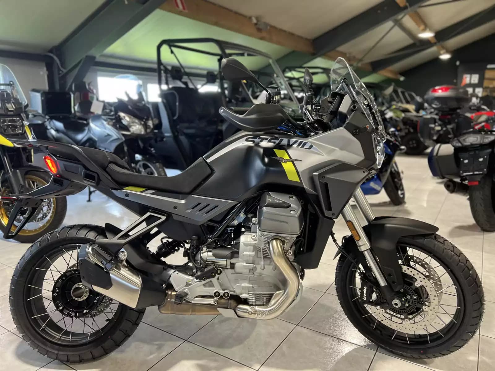 Moto Guzzi Stelvio 1000 - Photo 1