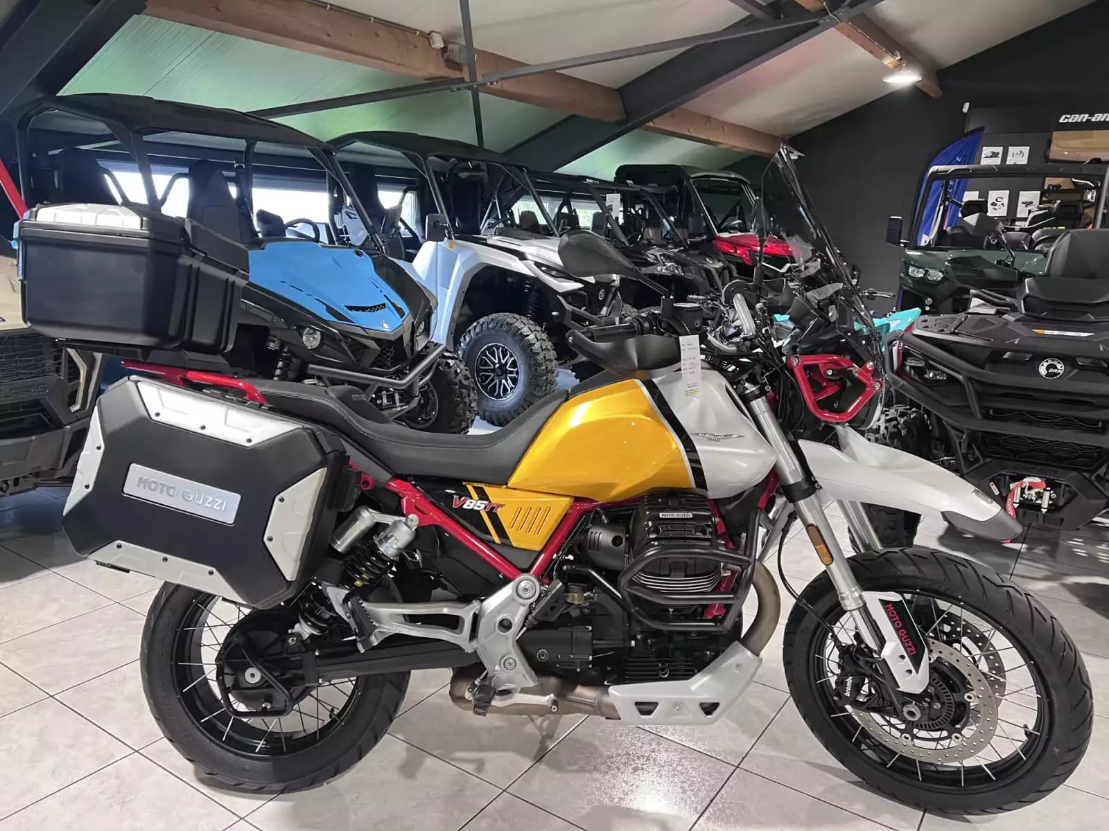 Moto Guzzi V 85 TT Evocative Jaune - Photo 1