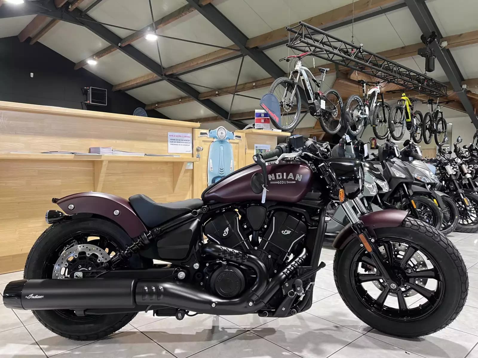 Indian Scout Bobber Maroon Metallic Smoke - Photo 1