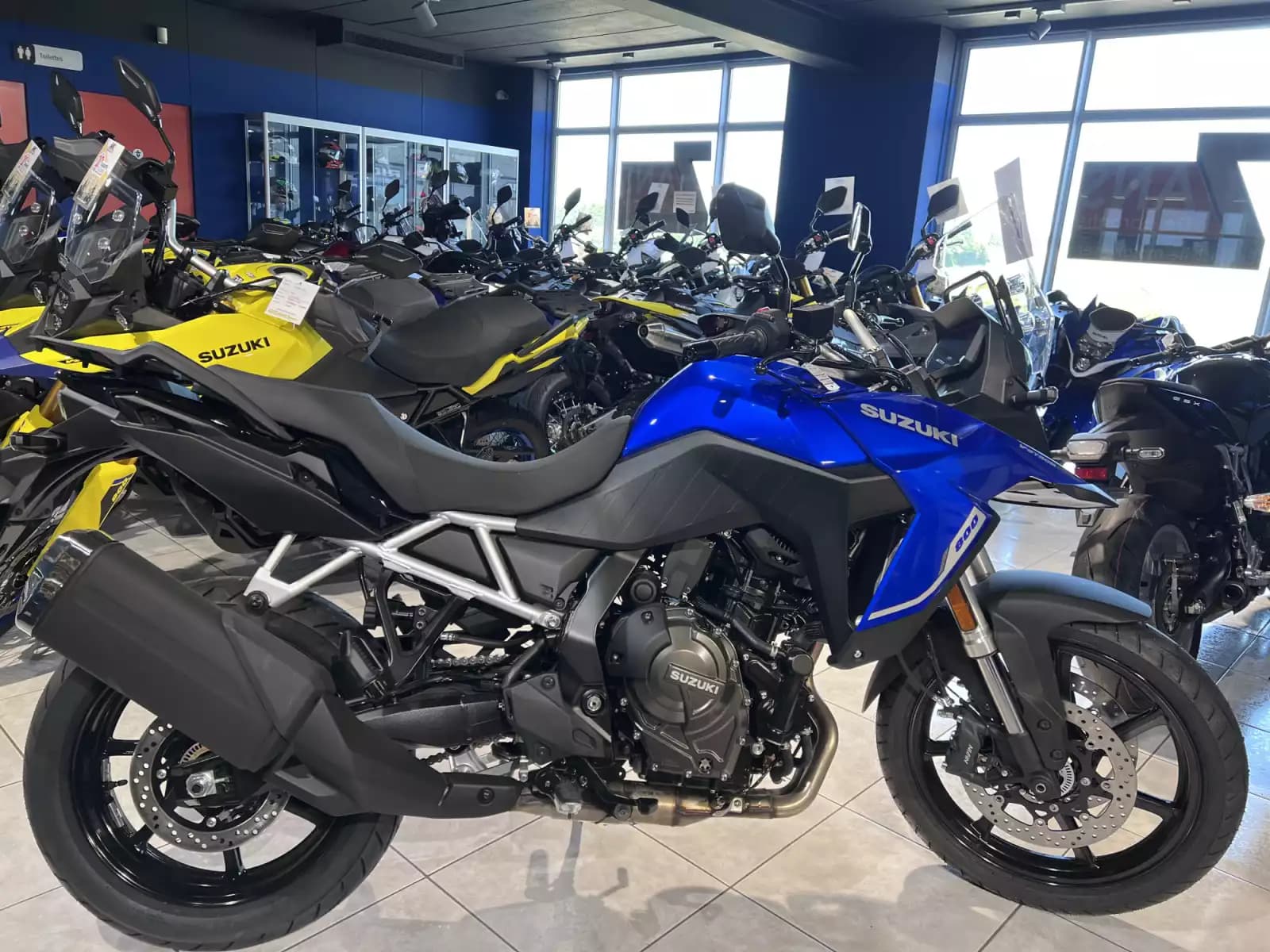 Suzuki V-Strom 800 - Photo 1