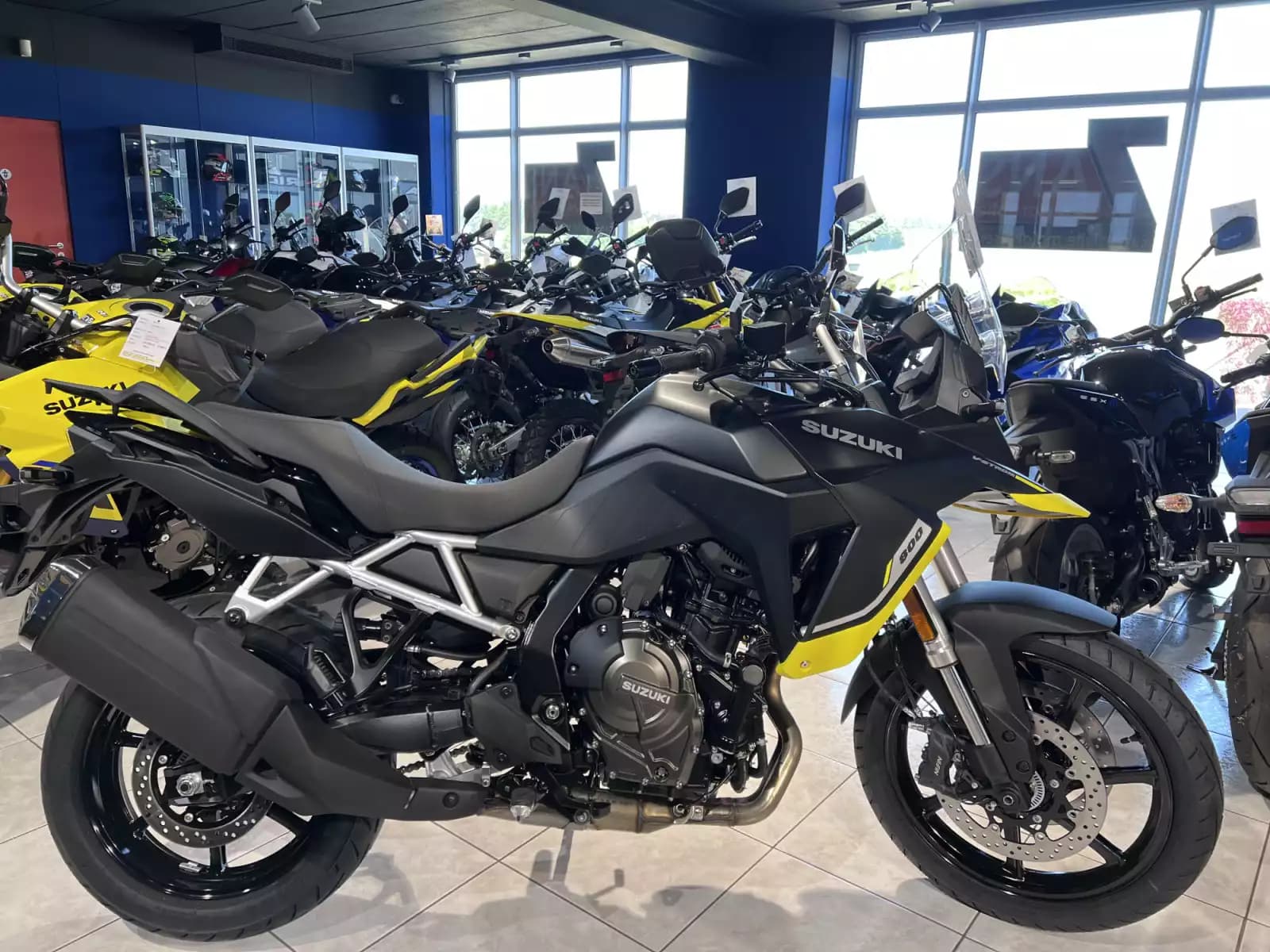 Suzuki V-Strom 800 - Photo 1