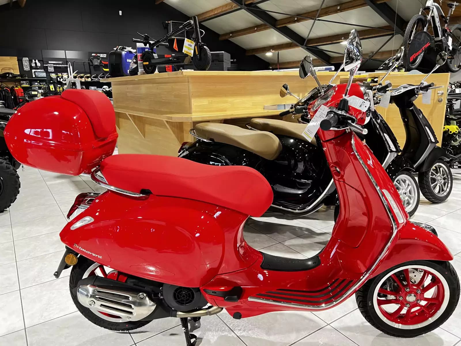 Vespa Primavera 125 RED sans top case - Photo 1