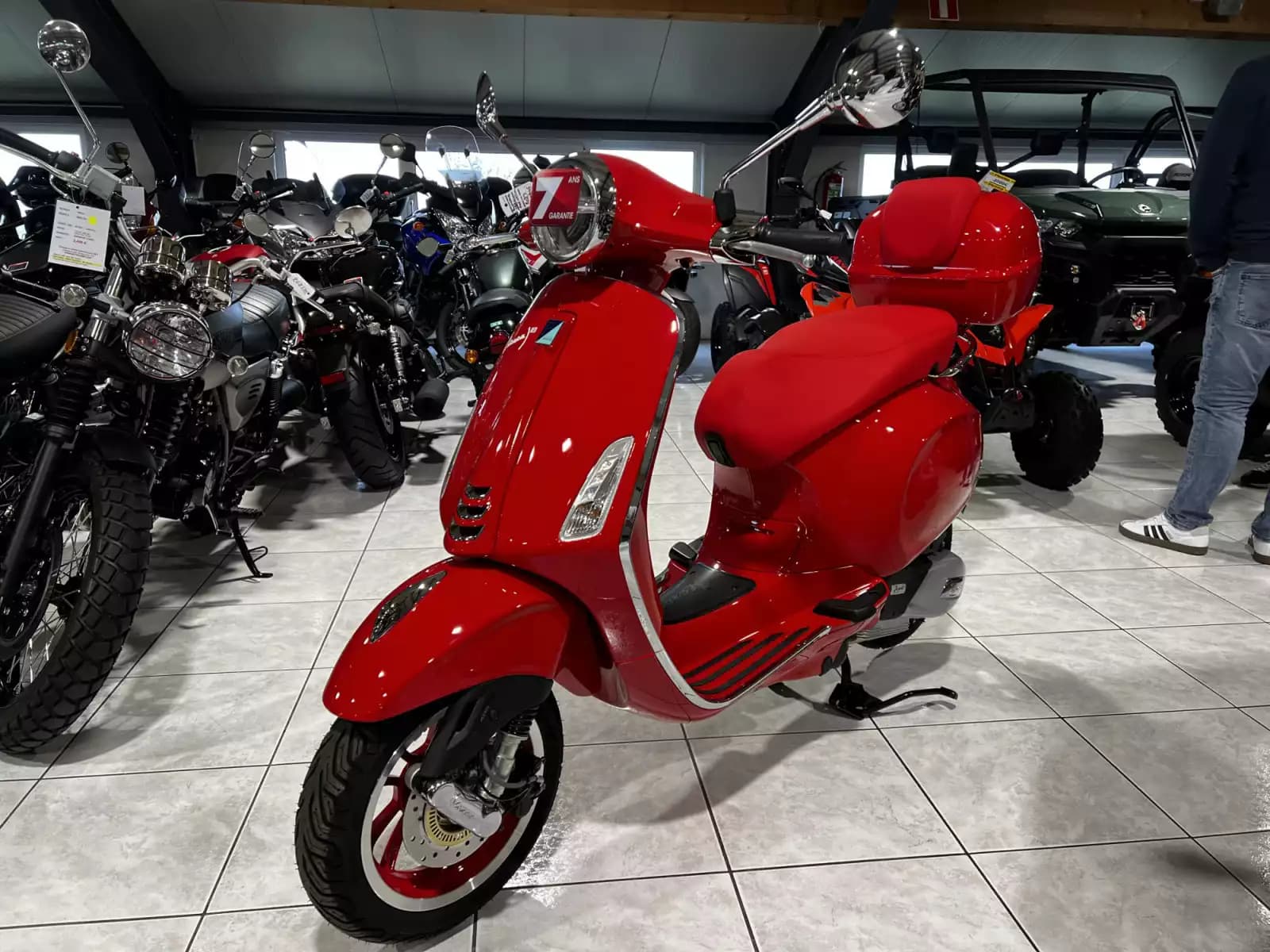 Vespa Primavera 125 RED sans top case - Photo 1