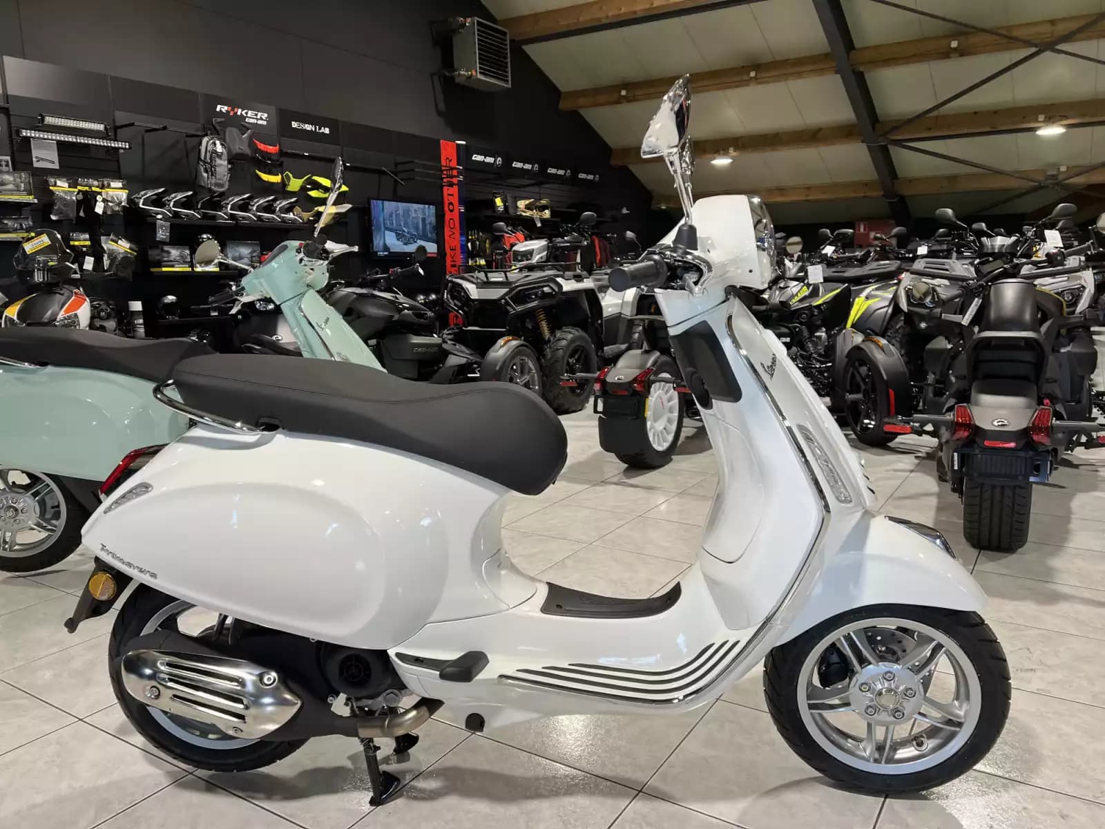 Vespa Primavera 50 - Photo 1