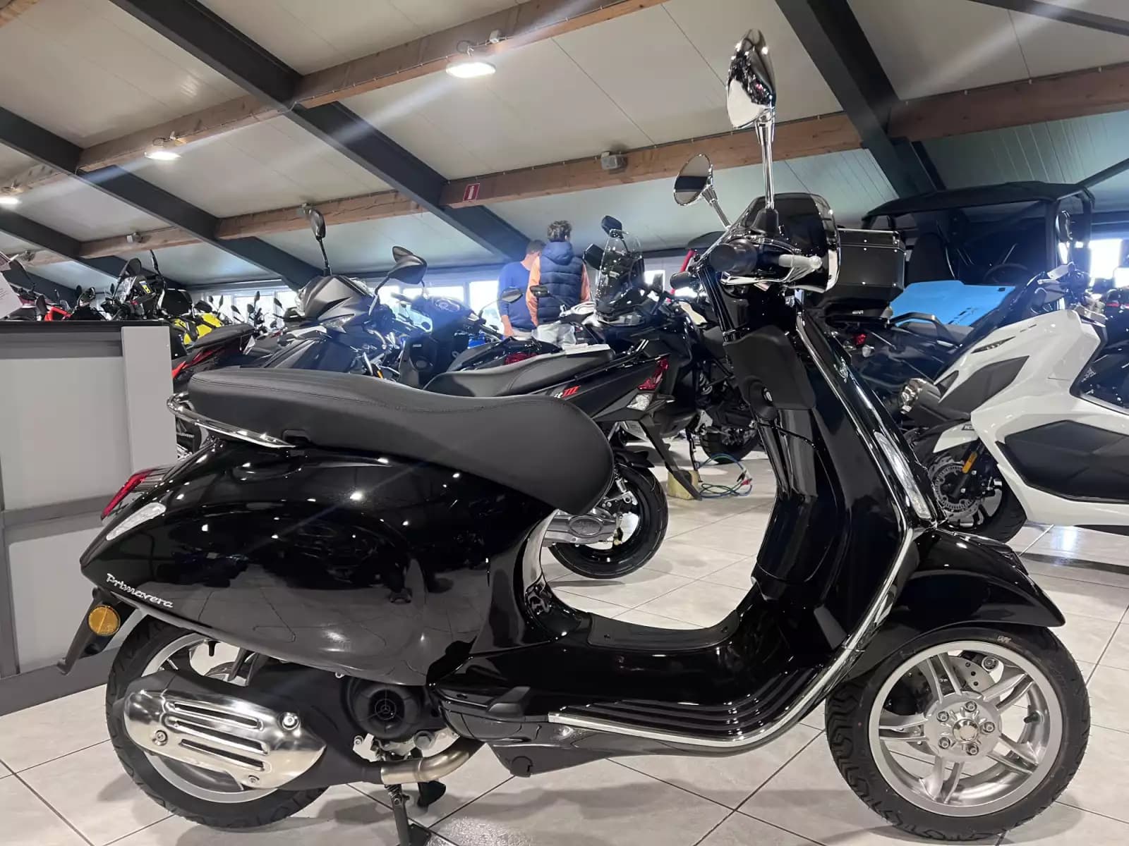 Vespa Primavera 50 - Photo 1