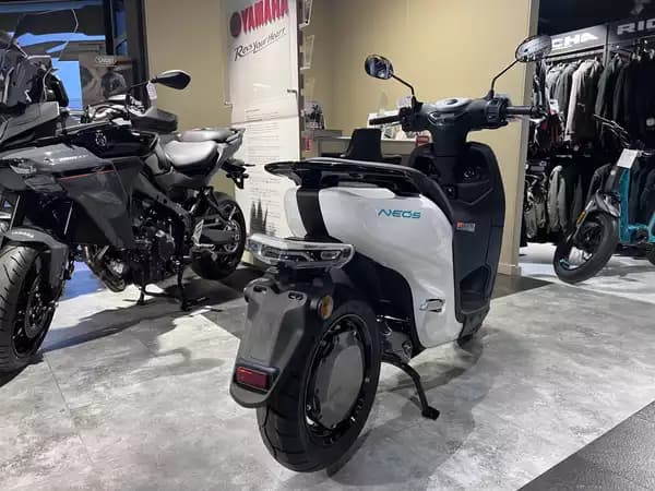 Yamaha NEOs 50 (Inclue 2 batteries ) - Photo 2