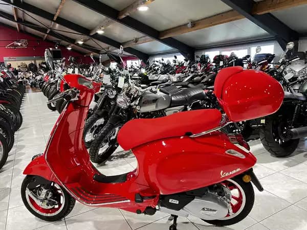 Vespa Primavera 125 RED sans top case - Photo 3