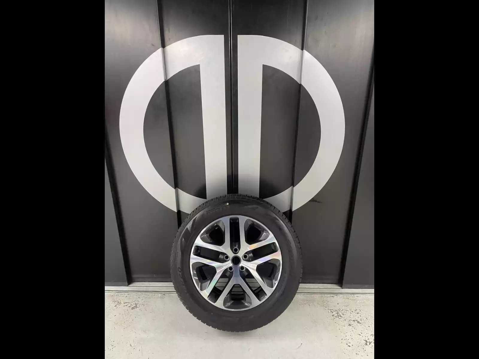 Jantes alu + Pneus toutes saisons 20 255/60 R20 113V - Photo 1