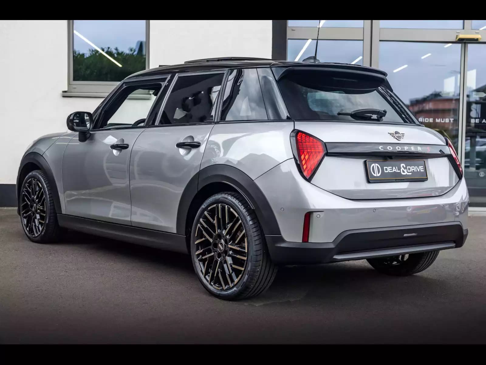 MINI Cooper S 5 PORTES AUTO FAVOURED TRIM - Photo 1