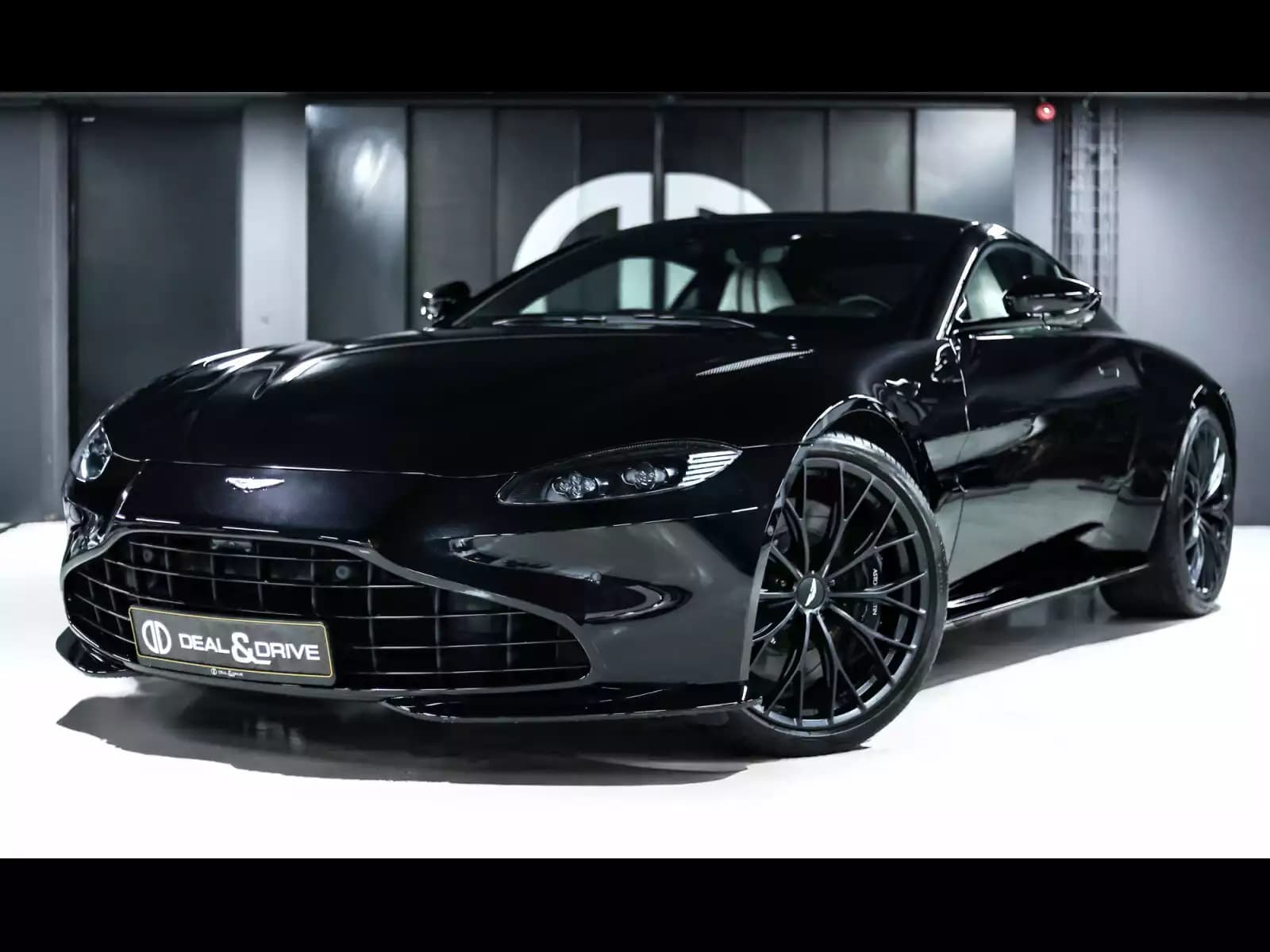 Aston Martin V8 Vantage COUPE - Photo 1
