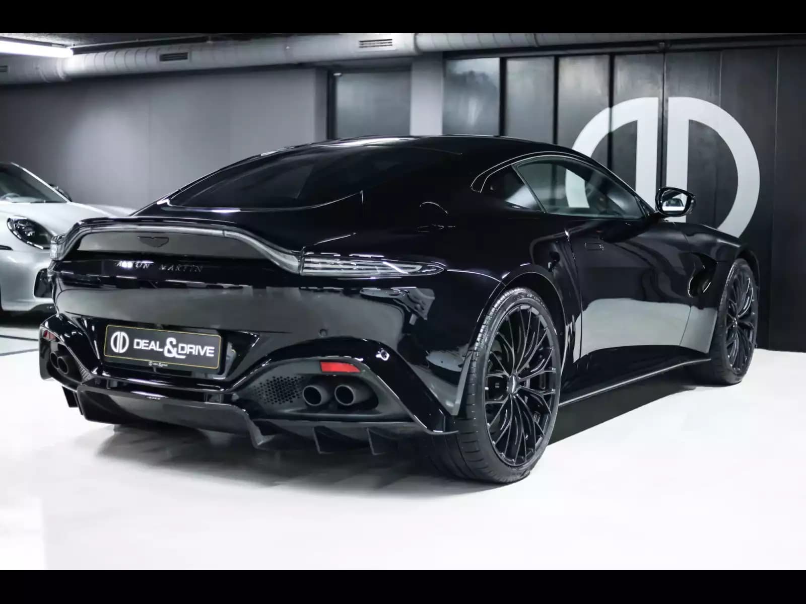 Aston Martin V8 Vantage COUPE - Photo 1