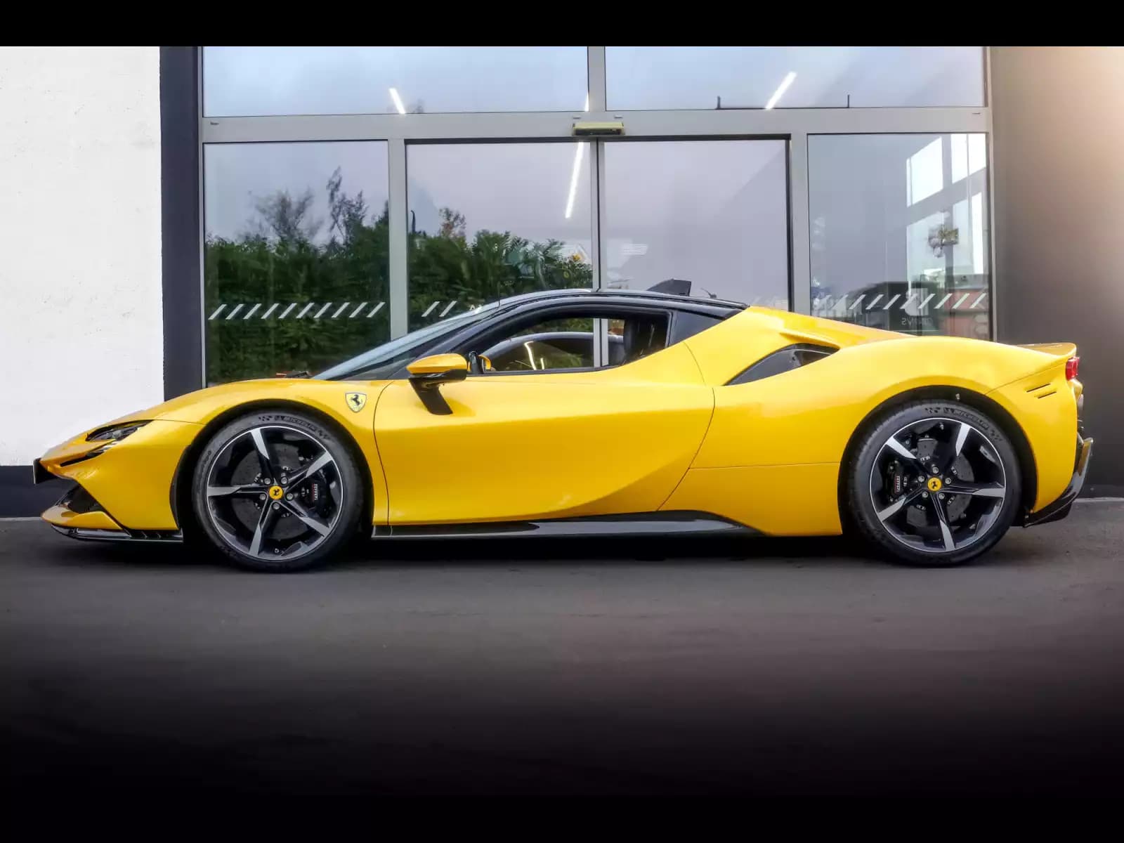 Ferrari SF90 Stradale STRADALE GIALLO 3 STRATO CARBONE BLEU - Photo 1