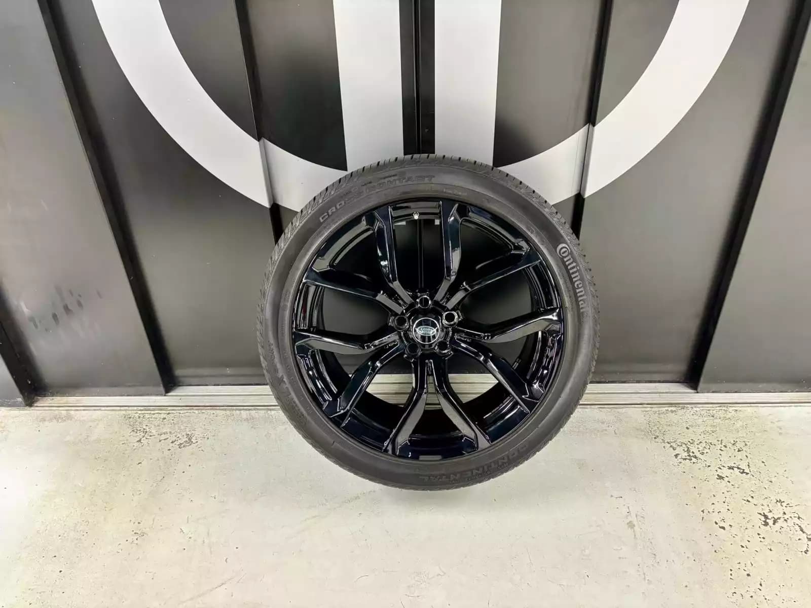 Jantes alu + Pneus toutes saisons 22 285/40 R22 110Y - Photo 1