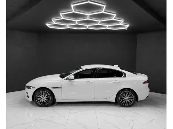 Jaguar XE P300 AWD HSE - Photo 2