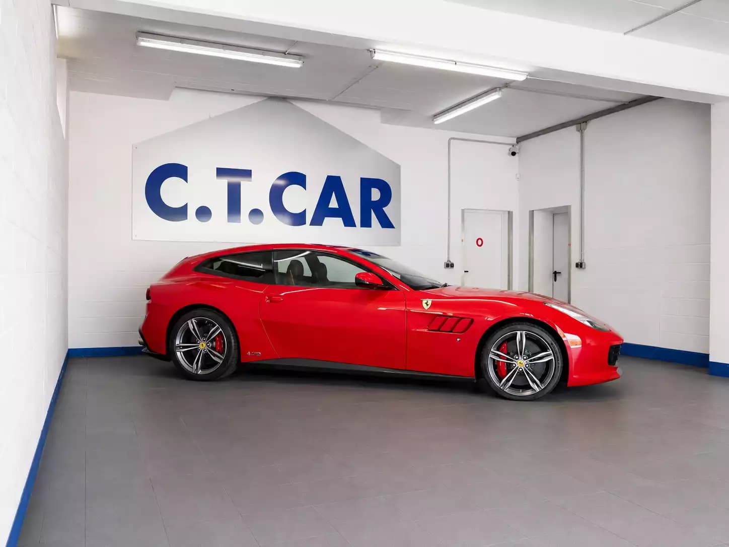Ferrari GTC4Lusso Tailor Made 70 Anni Collection - Photo 1