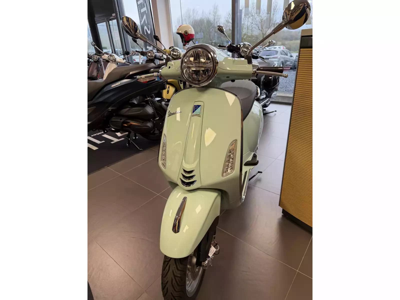 Vespa Primavera 125 - Photo 1