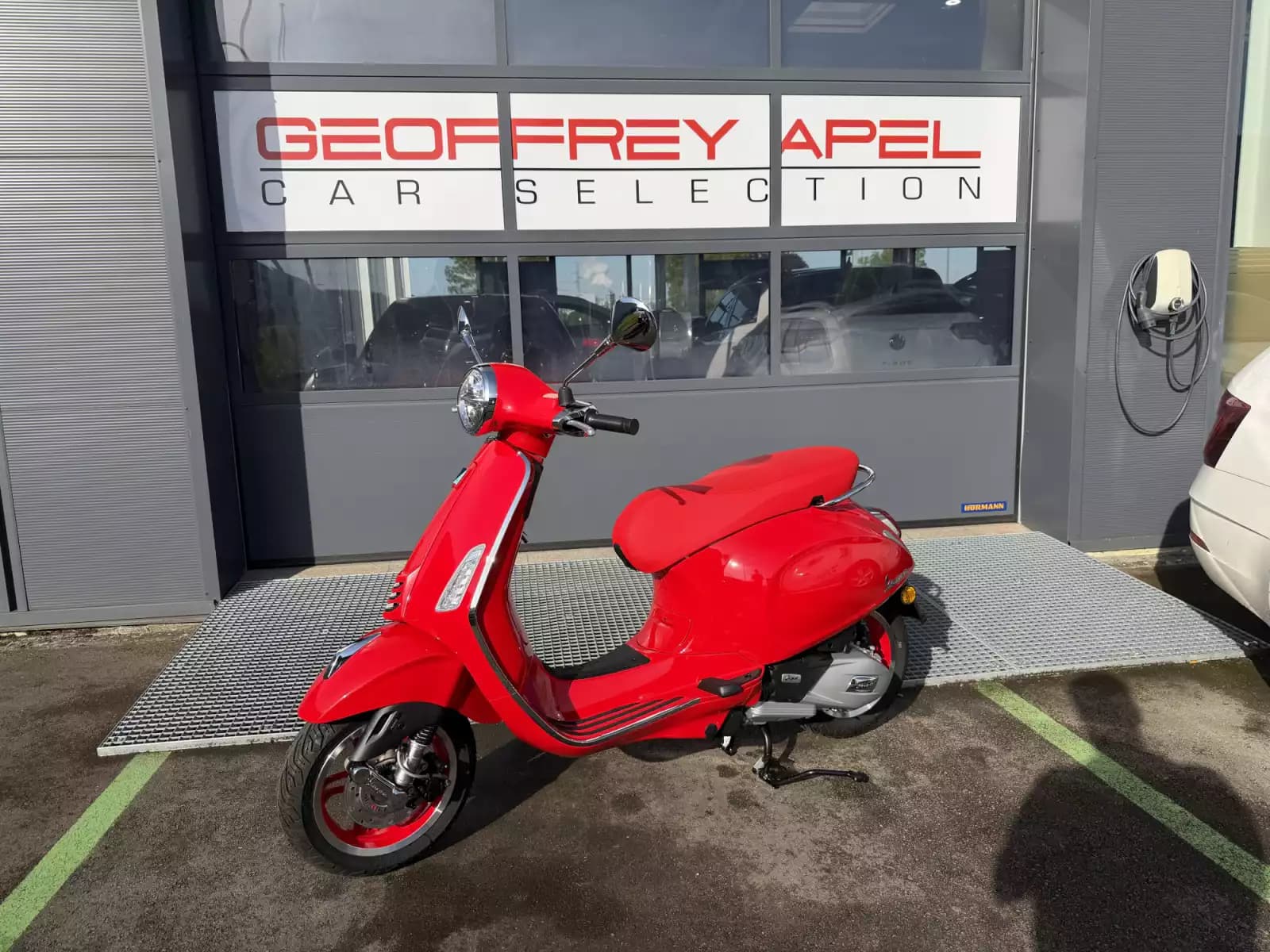 Vespa Primavera 125 RED - Photo 1