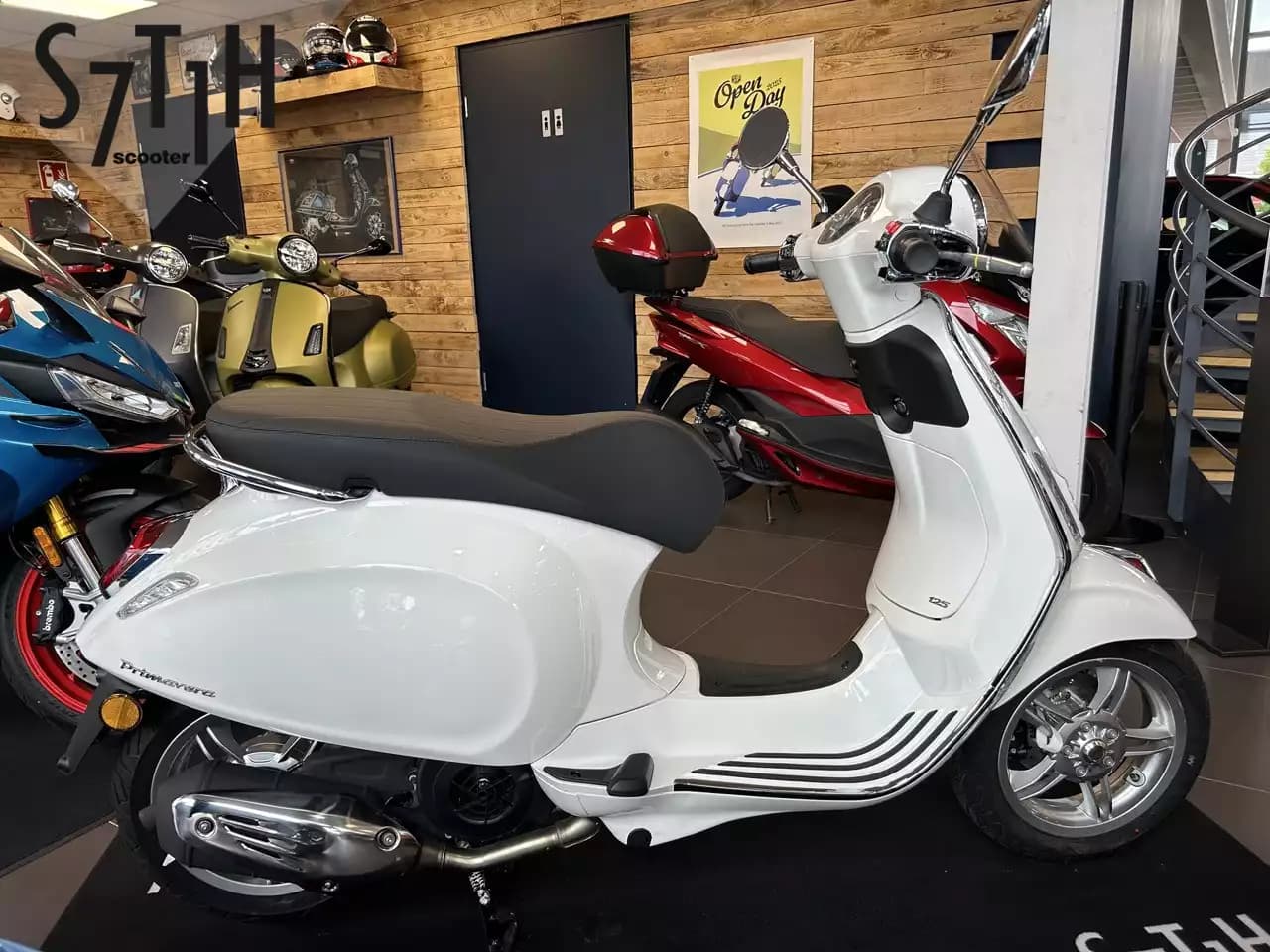 Vespa Primavera 125 - Photo 1