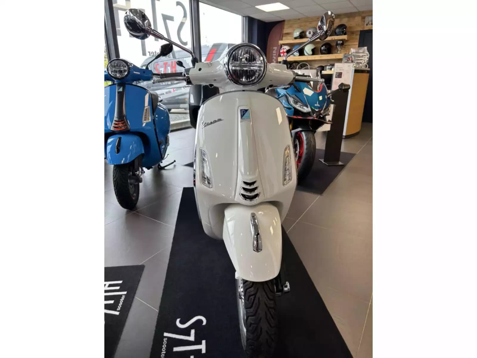 Vespa Primavera 125 - Photo 1