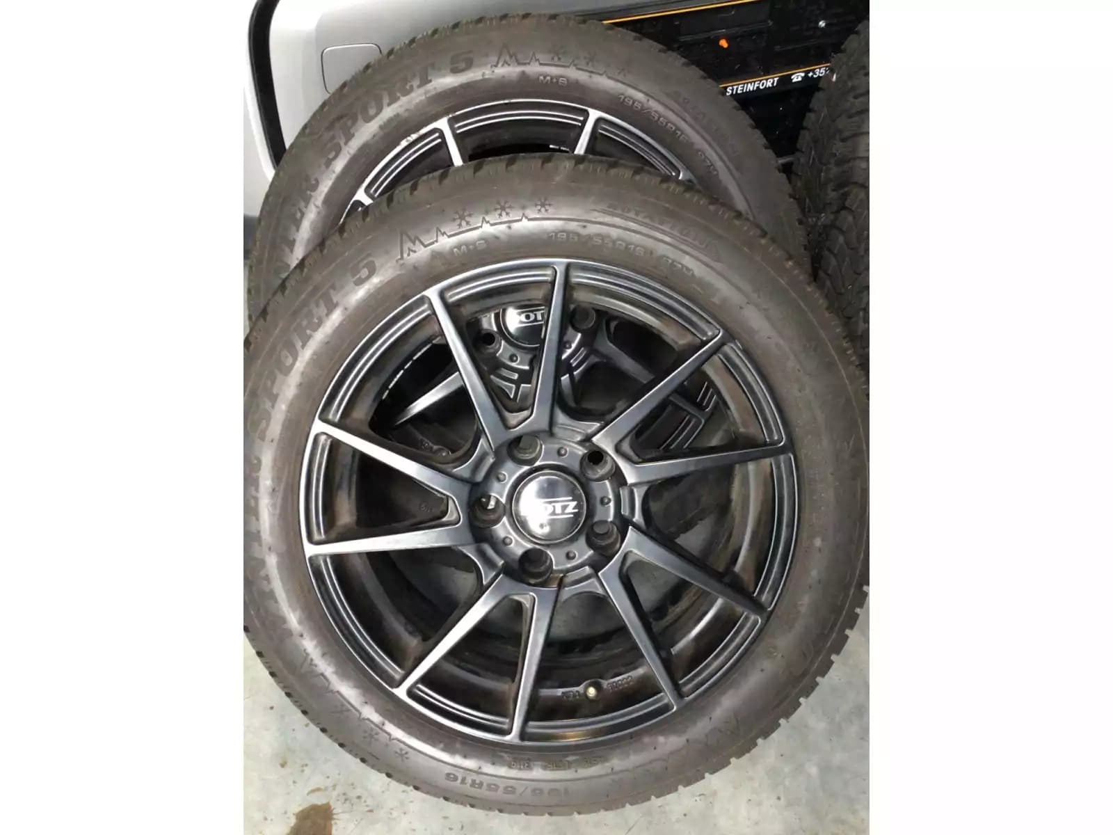 Jantes alu + Pneus hiver 16 195/55 R16 87H - Photo 1