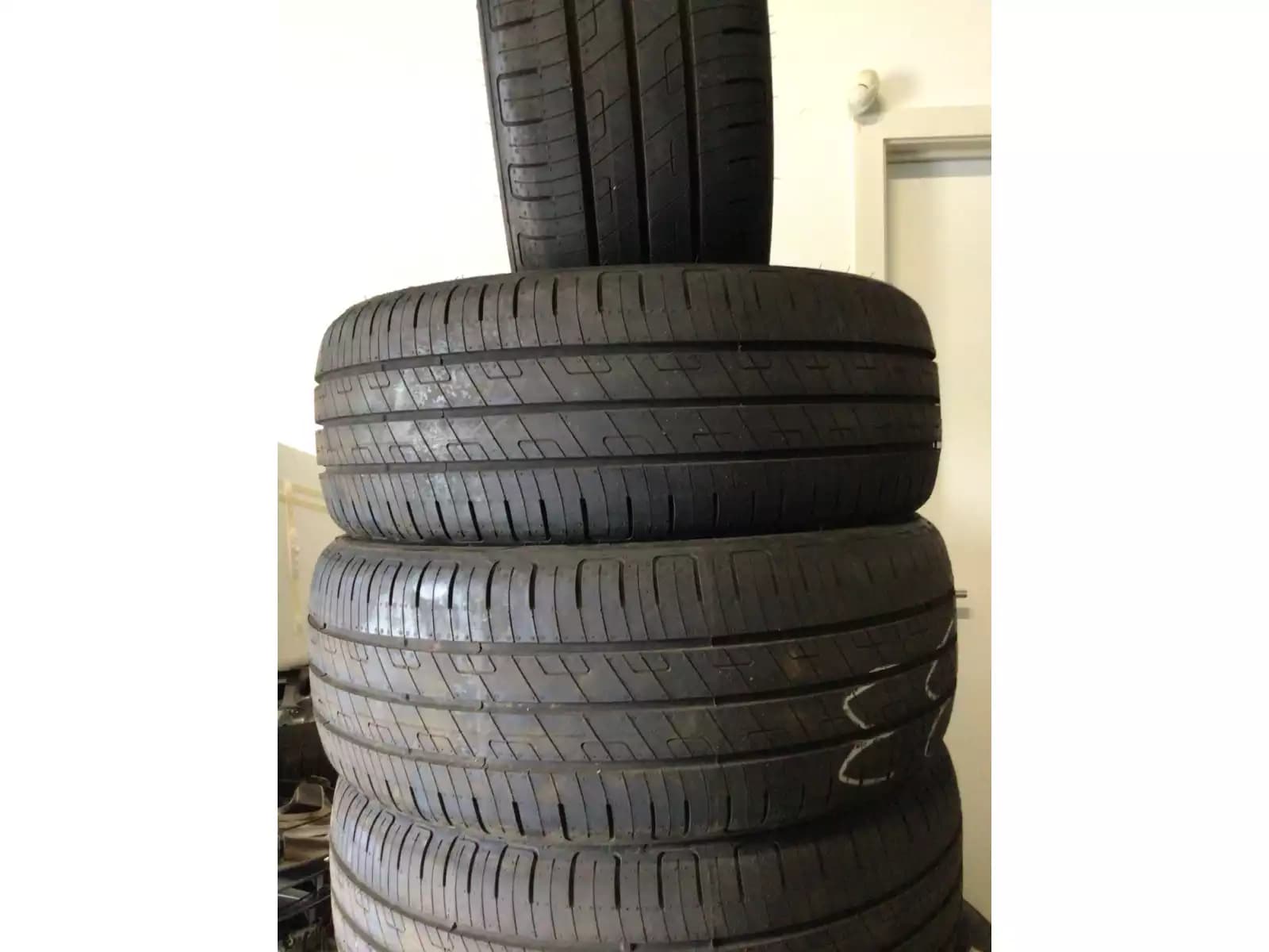 Pneus été 17 205/45 R17 88V - Photo 1