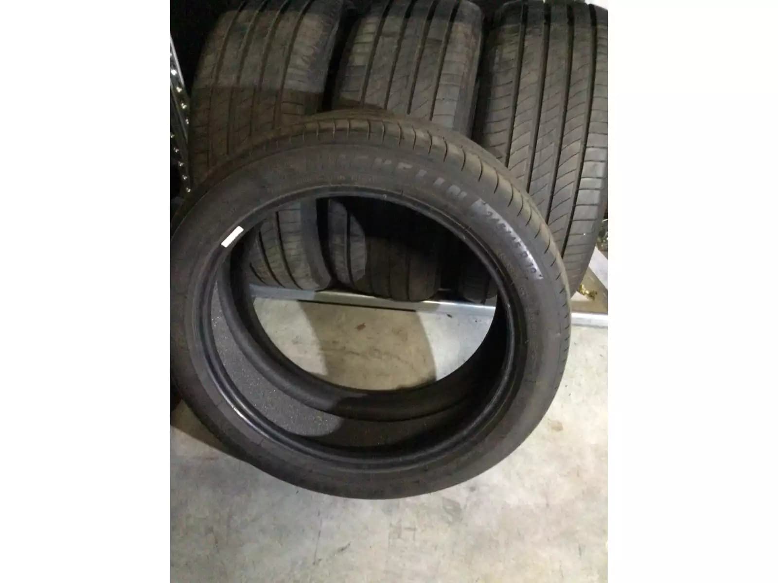 Pneus été 19 245/45 R19 102V - Photo 1