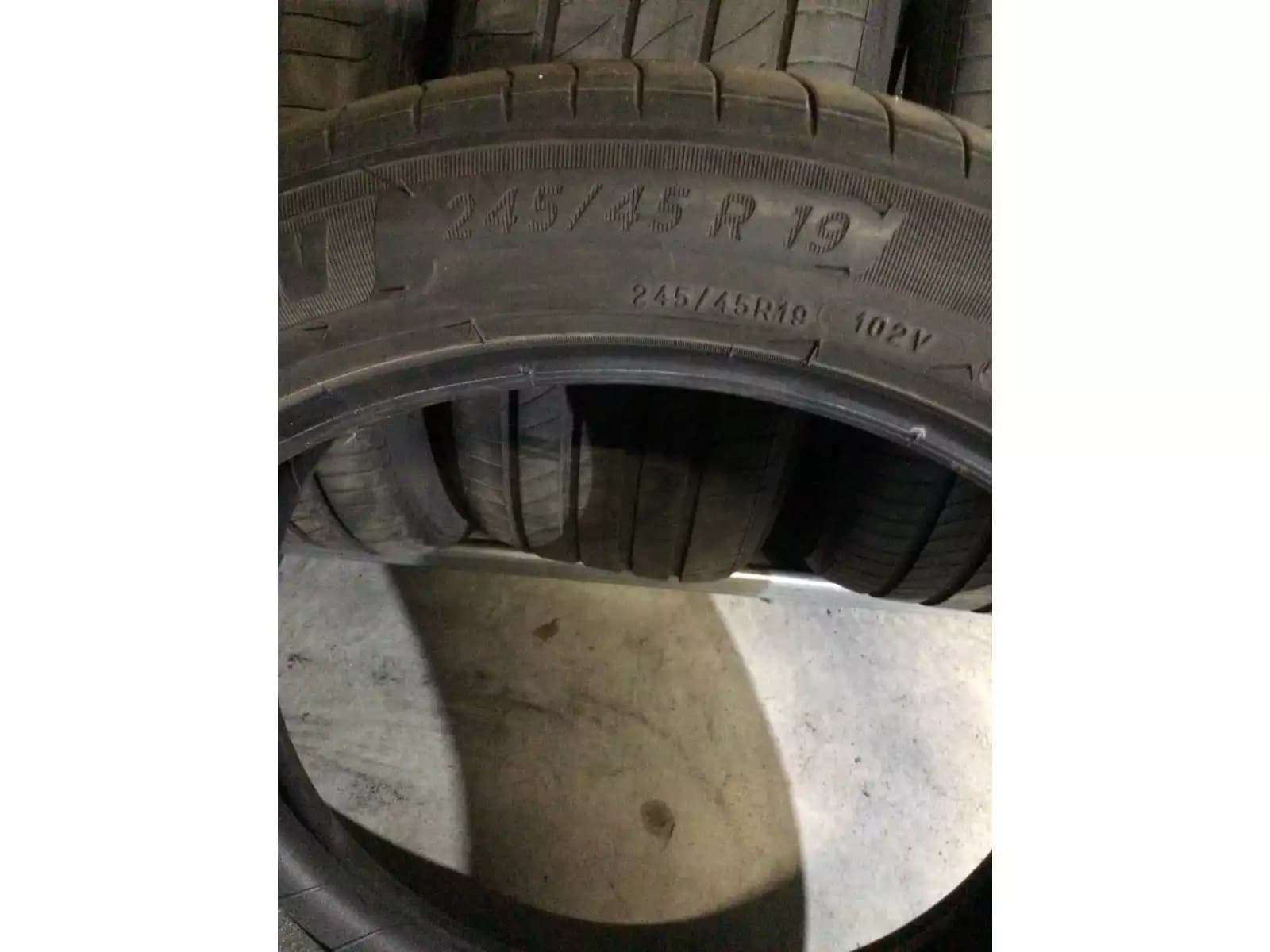 Pneus été 19 245/45 R19 102V - Photo 1