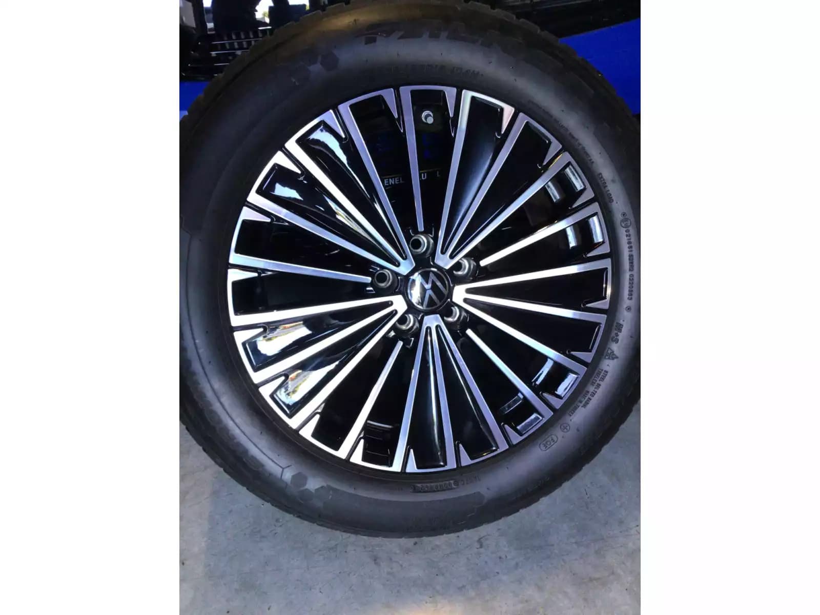 Jantes alu + Pneus hiver 18 235/55 R18 104H - Photo 1