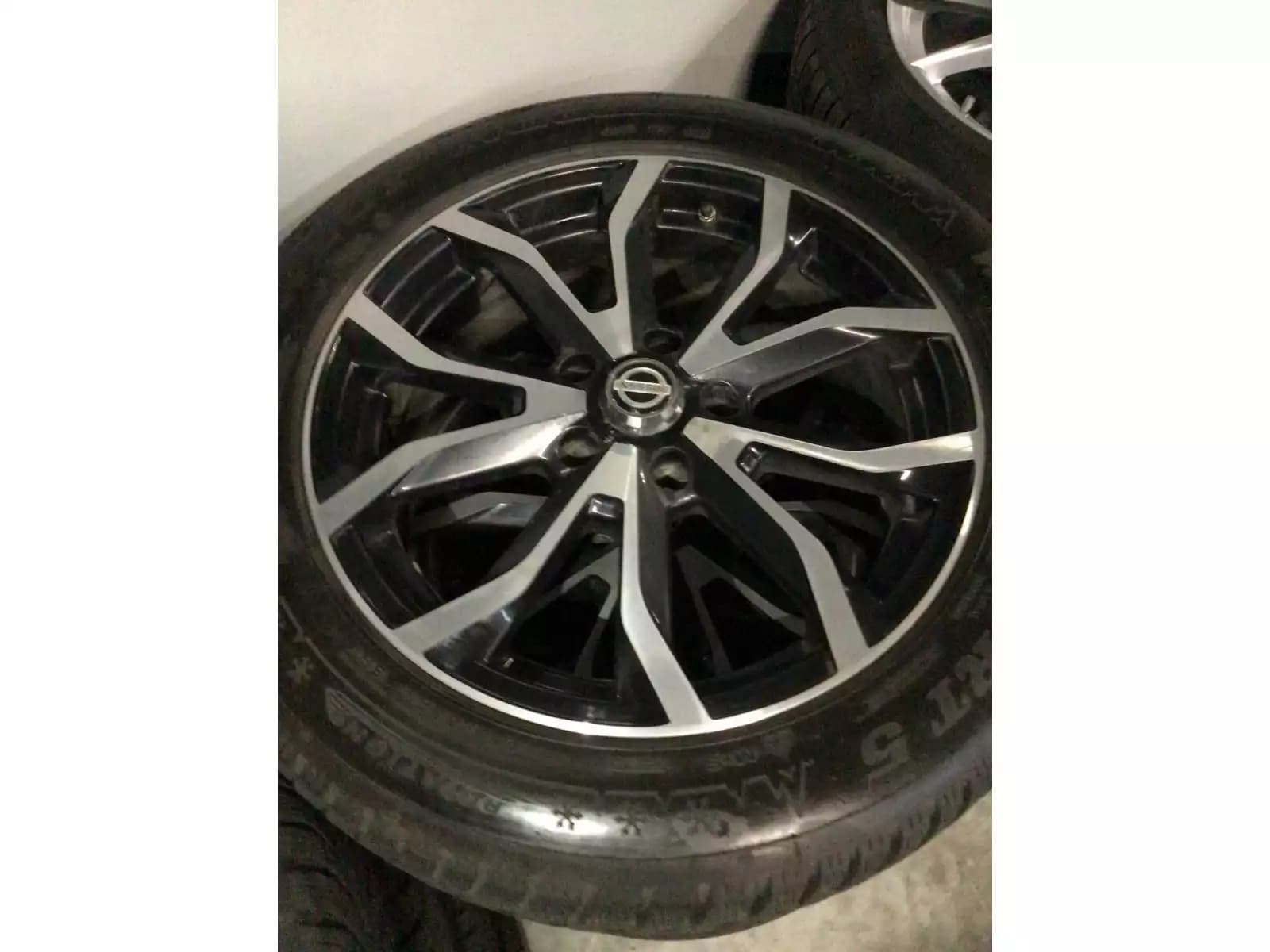 Jantes alu + Pneus hiver 17 215/55 R17 98V - Photo 1