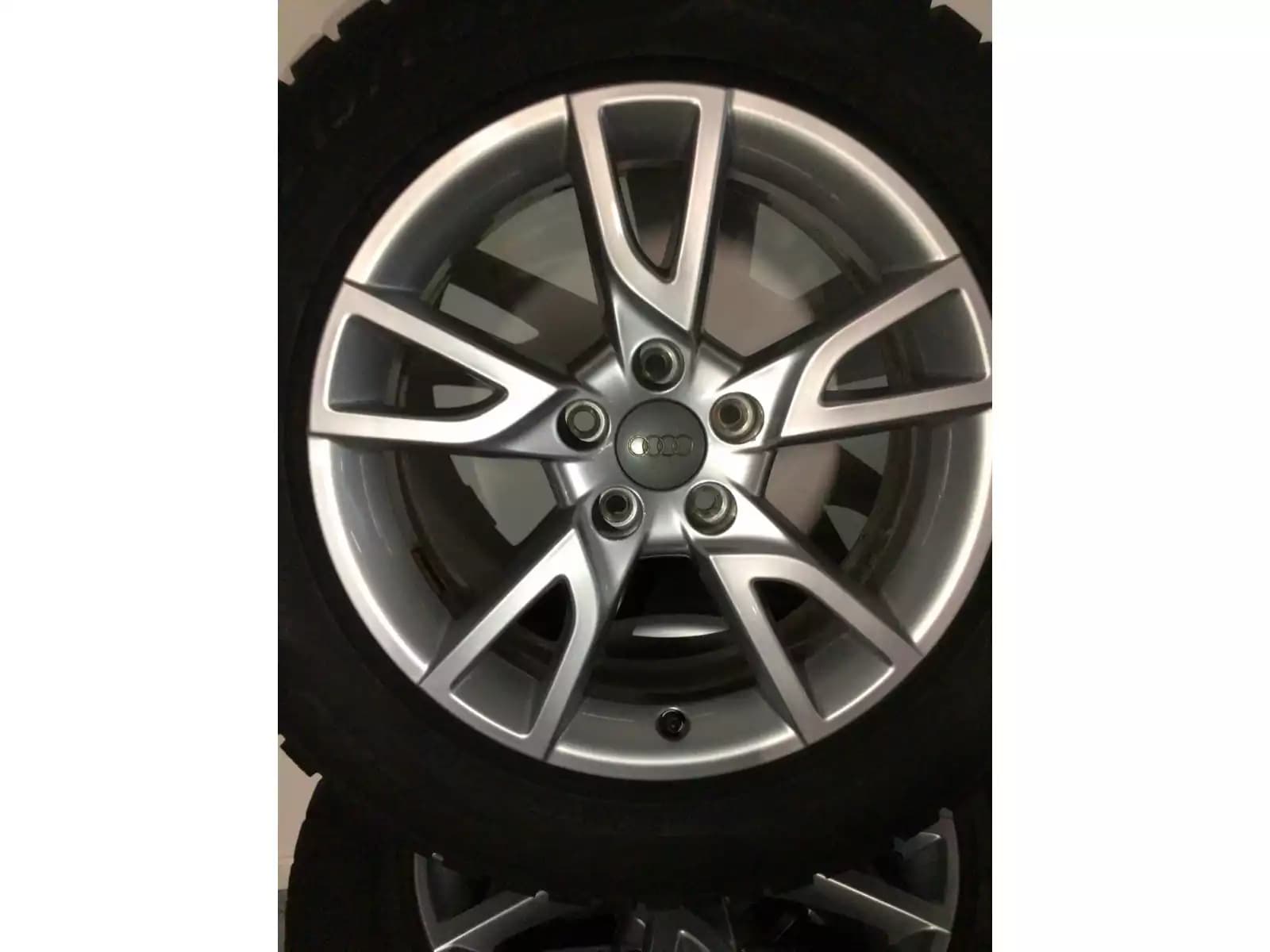 Jantes alu + Pneus hiver 17 215/60 R17 96H - Photo 1