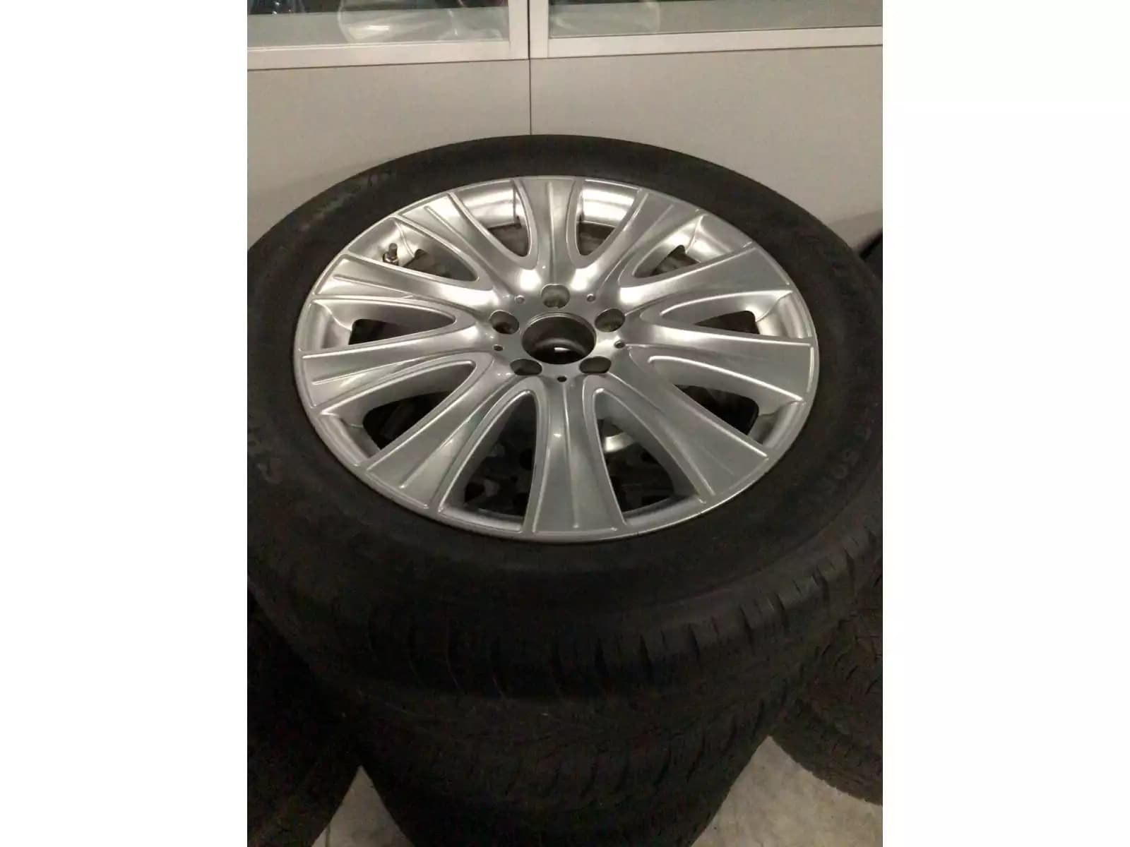 Jantes alu + Pneus hiver 18 245/50 R18 104V - Photo 1