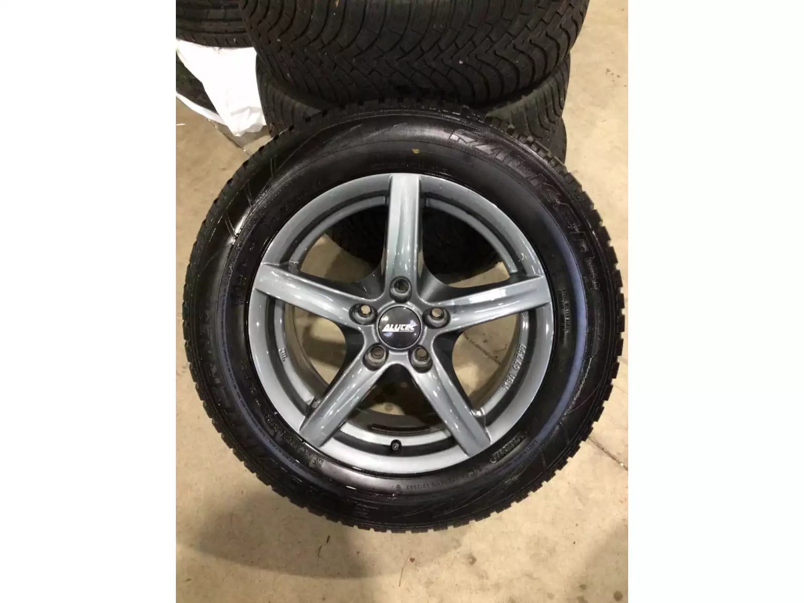 Jantes alu + Pneus hiver 16 215/60 R16 99H - Photo 1