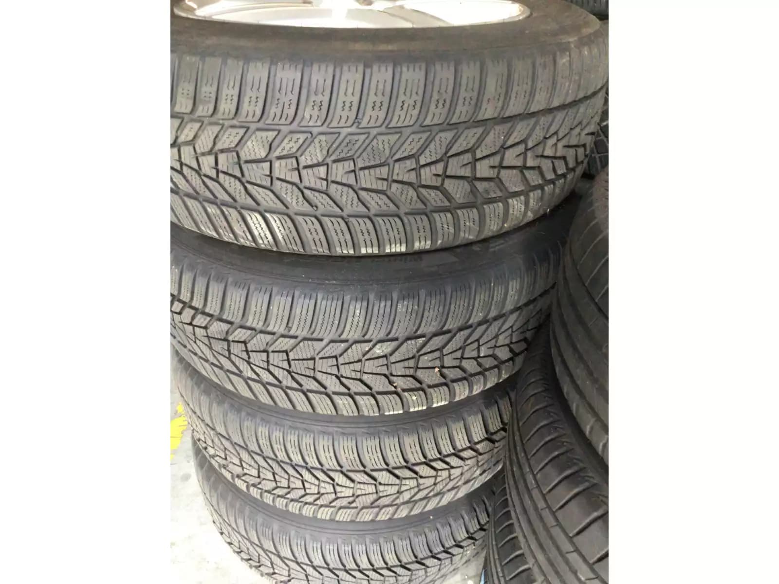 Jantes alu + Pneus hiver 18 235/60 R18 107H - Photo 1